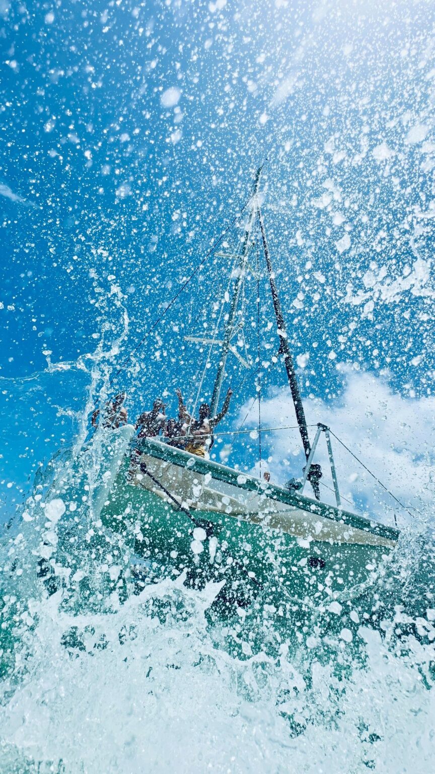 Le catamaran sous les embruns