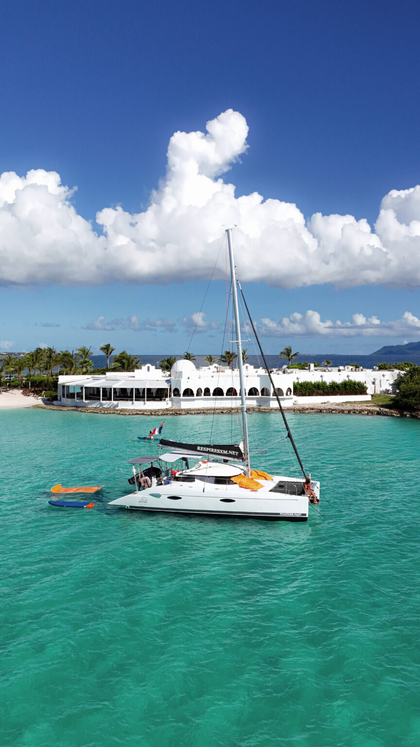 Le catamaran Respire au mouillage devant la plage