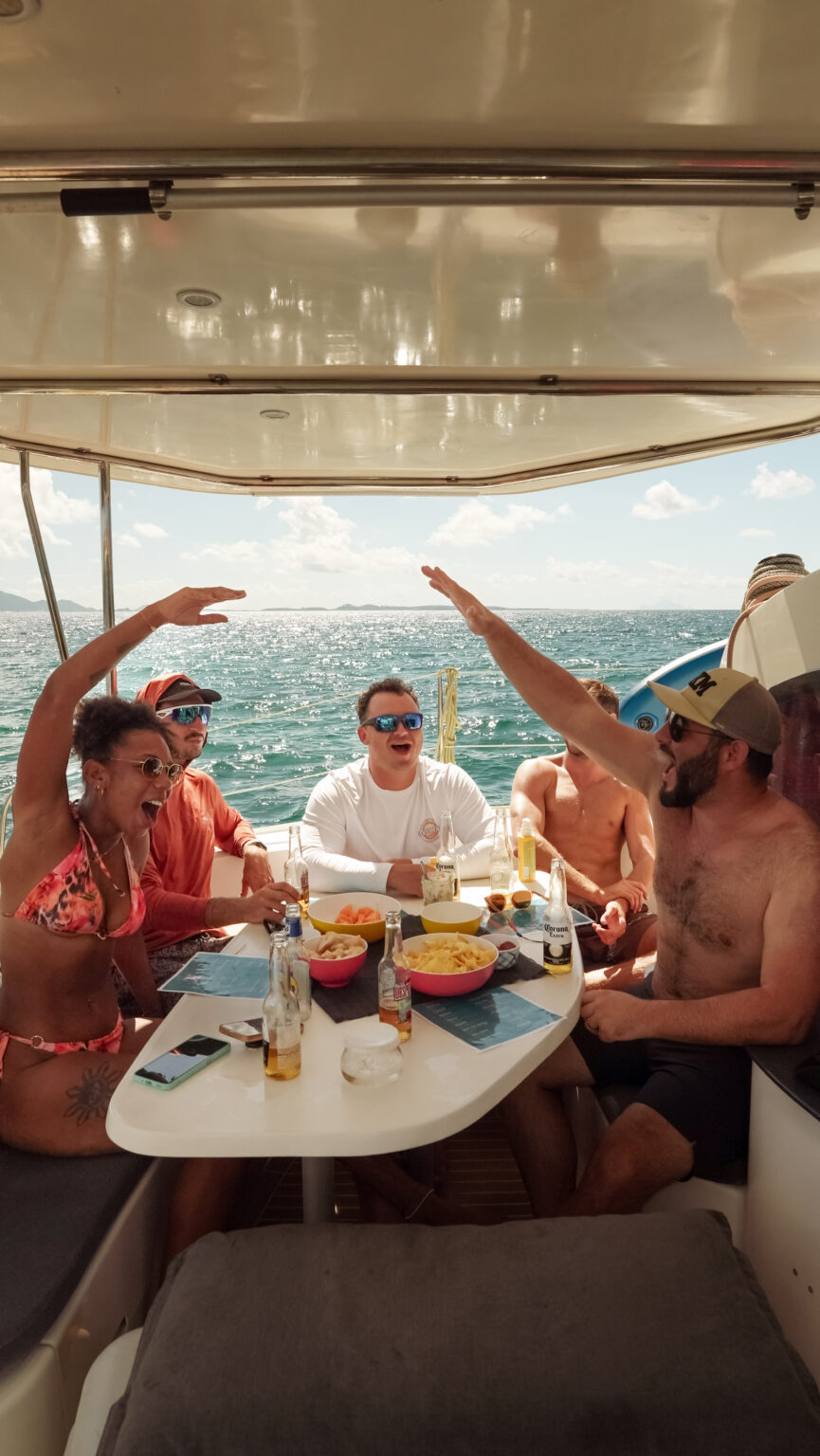 Repas entre amis à bord