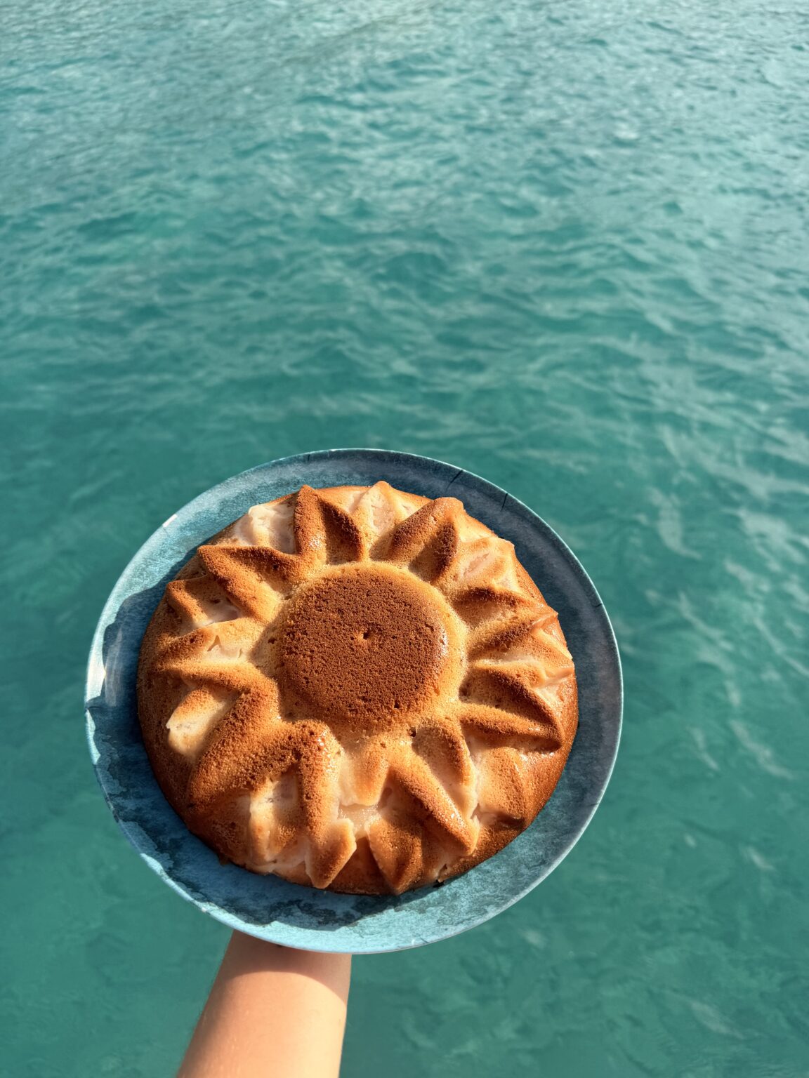 Gâteau maison servi à bord, au-dessus de l’eau turquoise